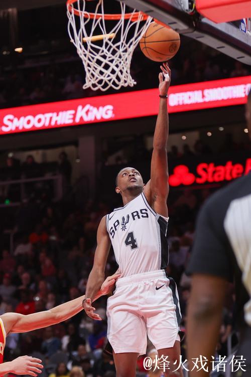 米奇评球队表现:首节发挥不佳,第三节状态下滑 米奇评球队表现:首节发挥不佳,第三节状态下滑